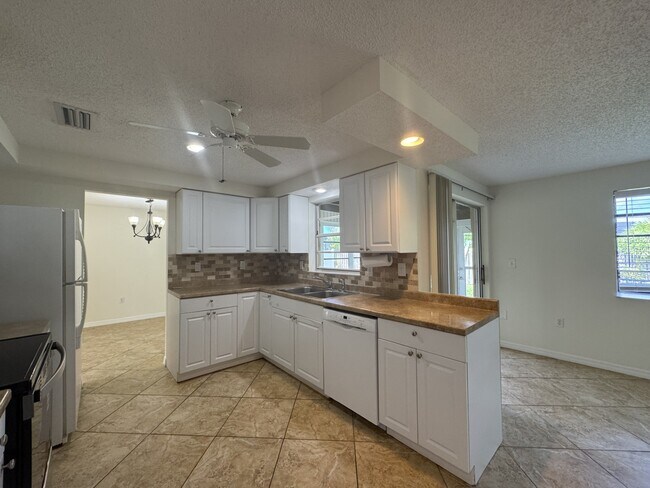 Building Photo - 129 Algiers Dr
