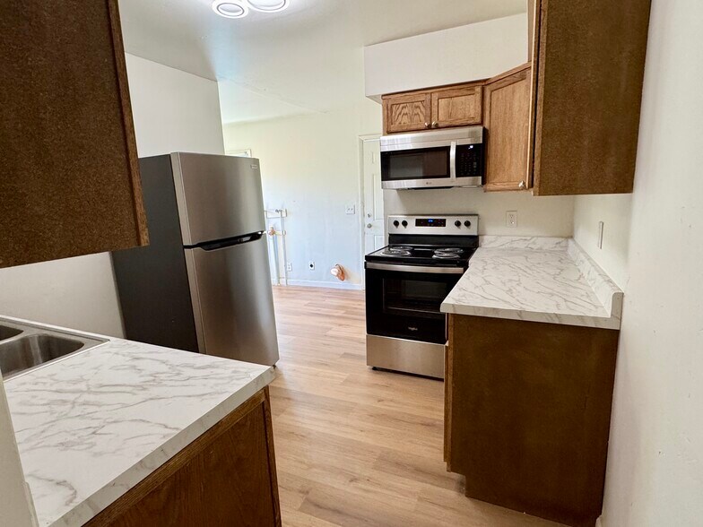 Building Photo - 8801 E Independence Ave