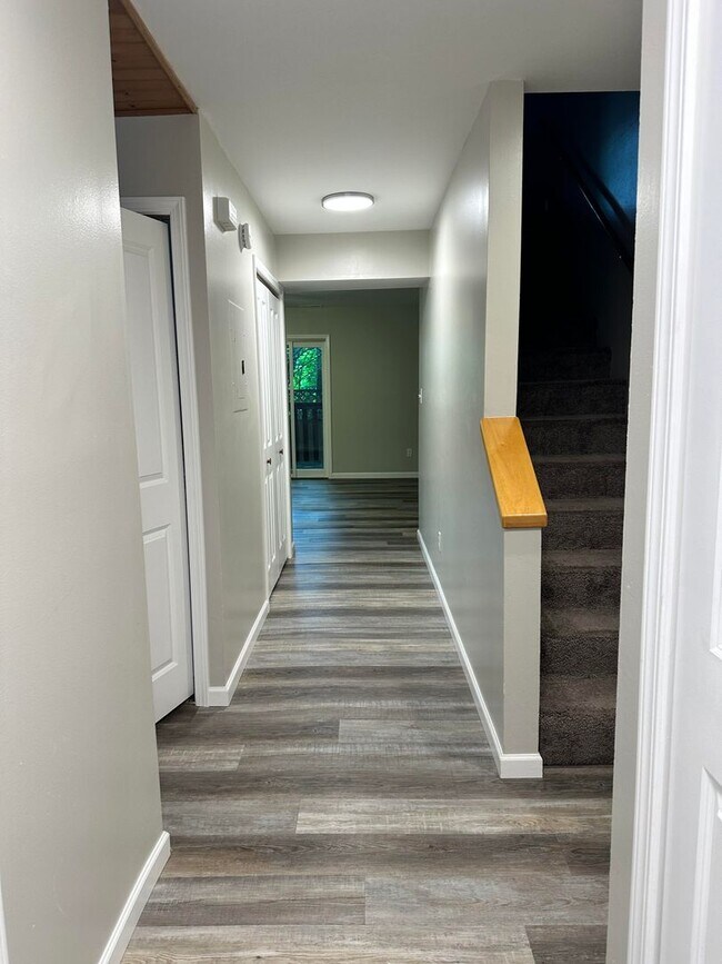 Building Photo - PRICE REDUCED! 3 bedroom, 2.5 bath Townhou...