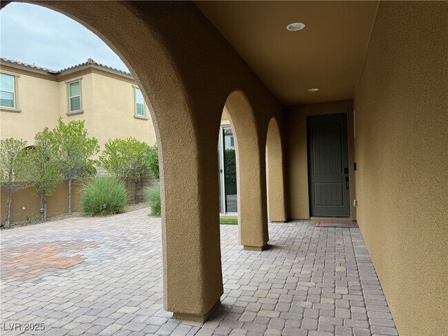 Building Photo - 304 Rezzo St