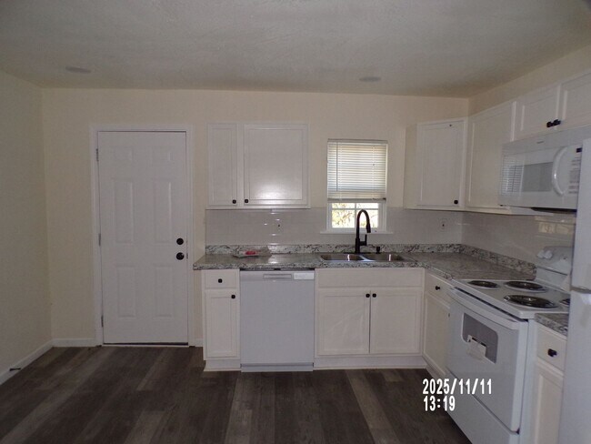 Building Photo - 1607 NW Lincoln Ave