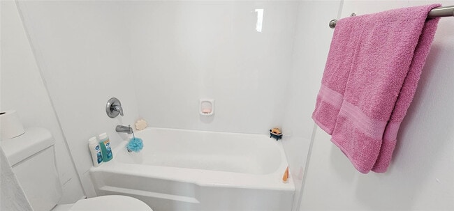 Building Photo - 2000 NE 135th St