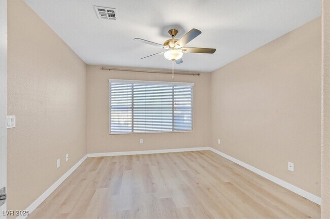 Building Photo - 350 S Durango Dr