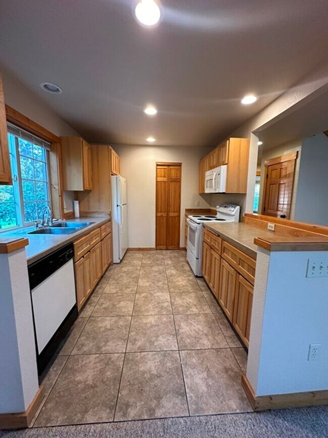 Building Photo - Chalet in the Running Y