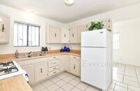 Building Photo - 902 E Elm St