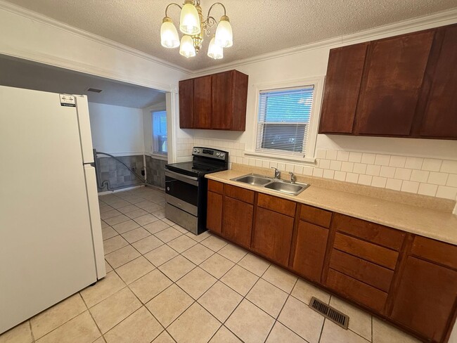 Building Photo - $895 - 2 bedroom / 1 bathroom - Single Fam...