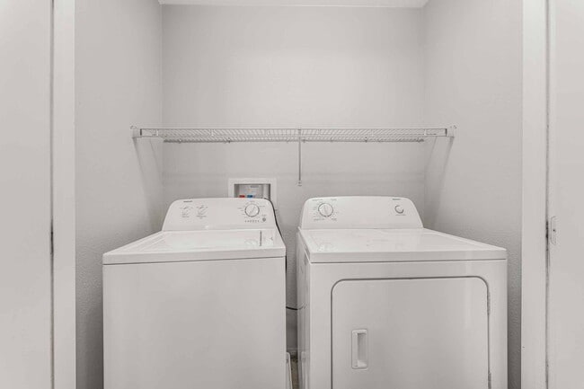 Building Photo - 3 BEDROOM IN HENDERSON WITH COMMUNITY POOL...