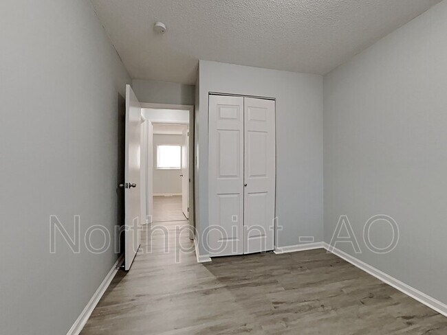 Building Photo - 9652 Ditman Way