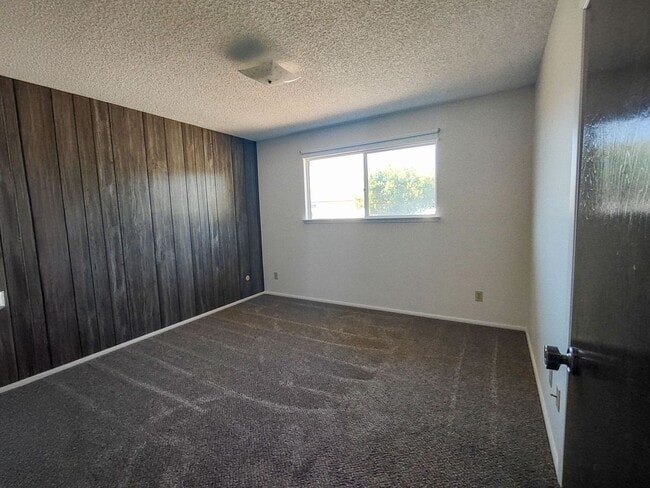 Building Photo - 3 bedroom, 2 bath home in the desirable be...