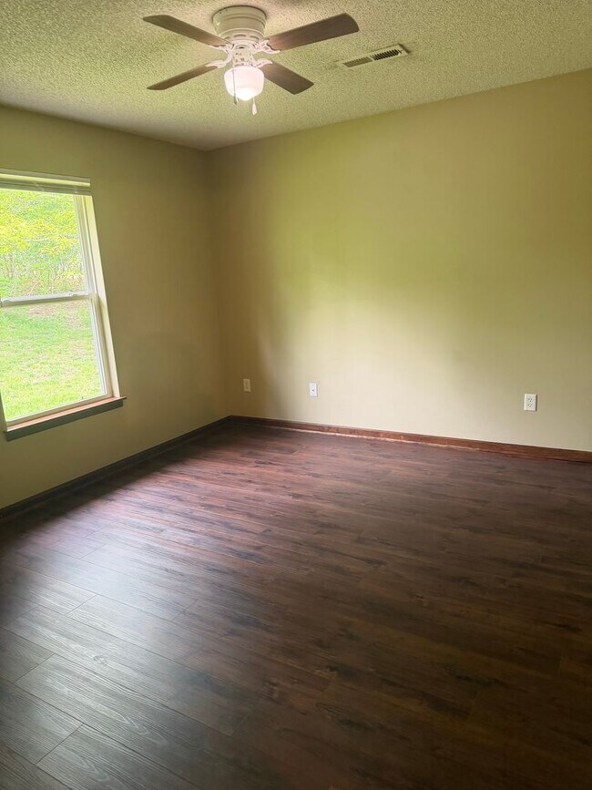 Building Photo - 2 Bed Single Level Duplex in Grain Valley