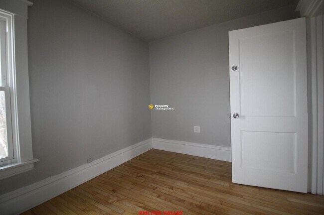 Building Photo - Large refurbished 3 Bedroom Upper