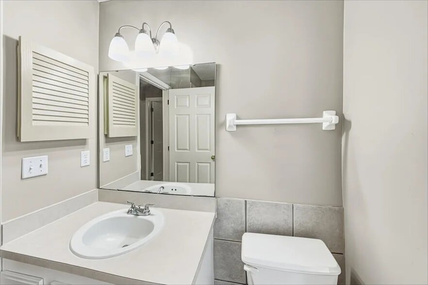 Building Photo - 722 Putters Green Way S