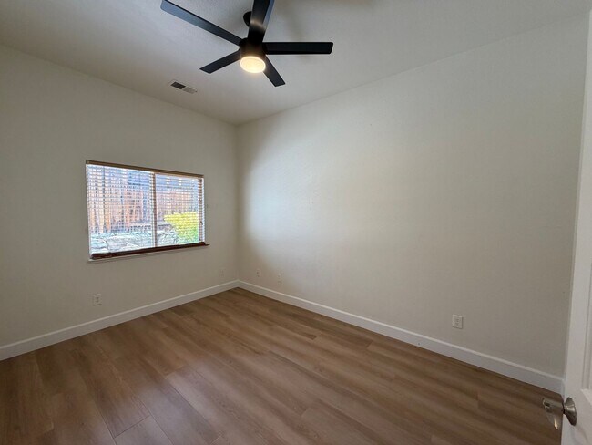 Building Photo - 1174 University Ridge Dr