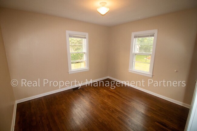 Building Photo - Charming 3 Bed 1 Bath Corner-Lot Ranch on 0.25+ Acres - Lawncare Included
