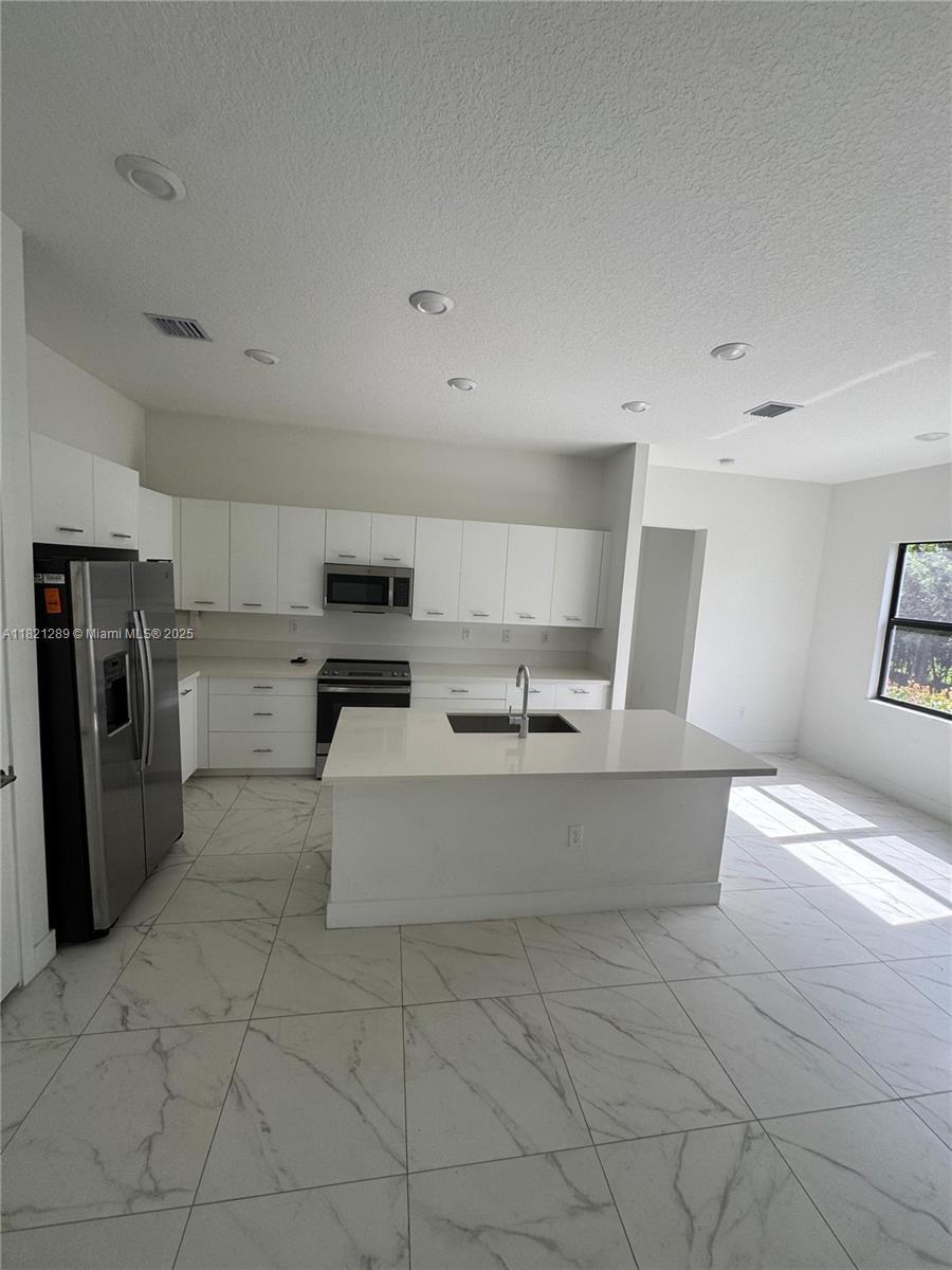 Building Photo - 4481 SW 173rd Ave