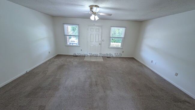 Building Photo - 3 Bed / 2 Bath on 1 Level - Garage, Lawn C...