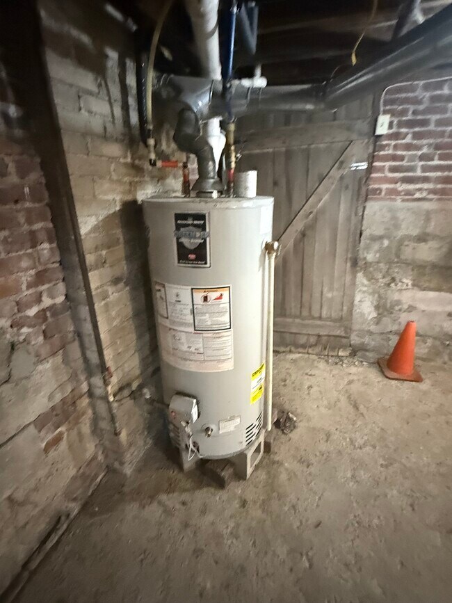 Building Photo - 33 Maple Ave