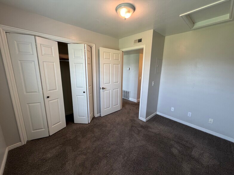 Building Photo - 150 E 1460 S