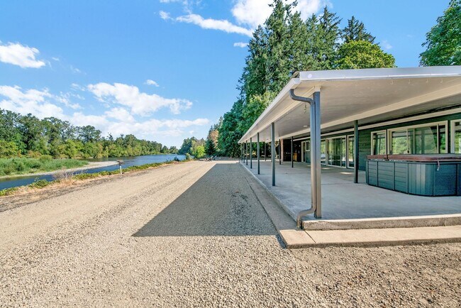Building Photo - 39601 Santiam Bluffs Rd NE
