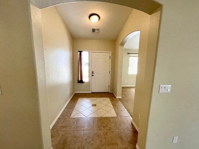 Building Photo - Beautiful 3 Bedroom Home in Cul de Sac!