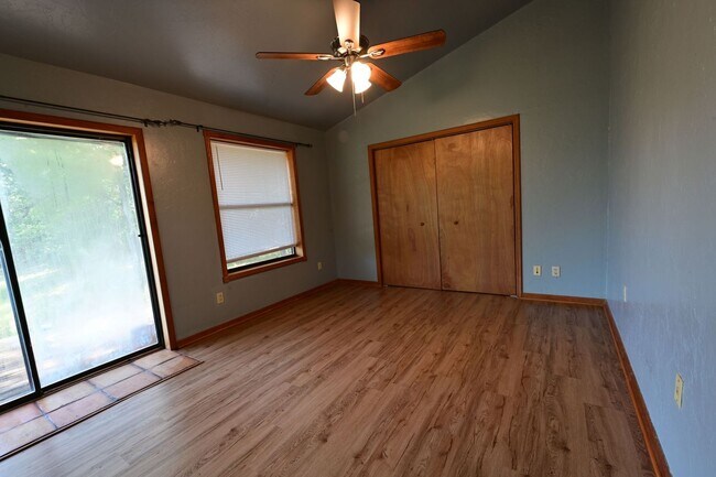 Building Photo - (4) Bed/(2) Bath SE Norman! Country Living!