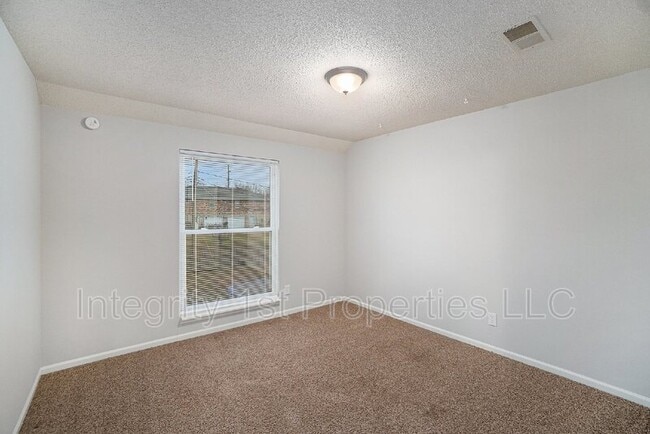 Building Photo - 3541 NE 72nd Terrace