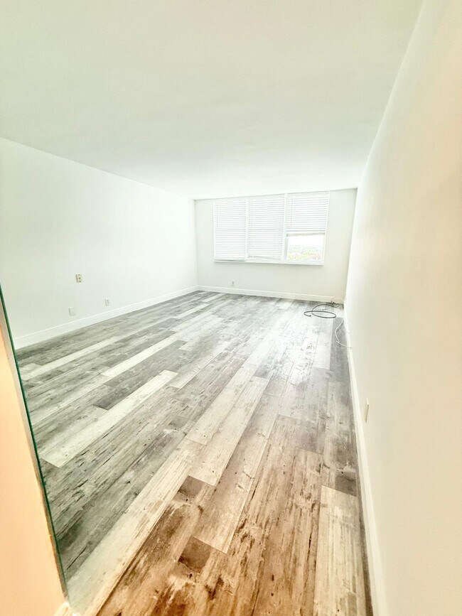 Building Photo - 1150 Hillsboro Mile