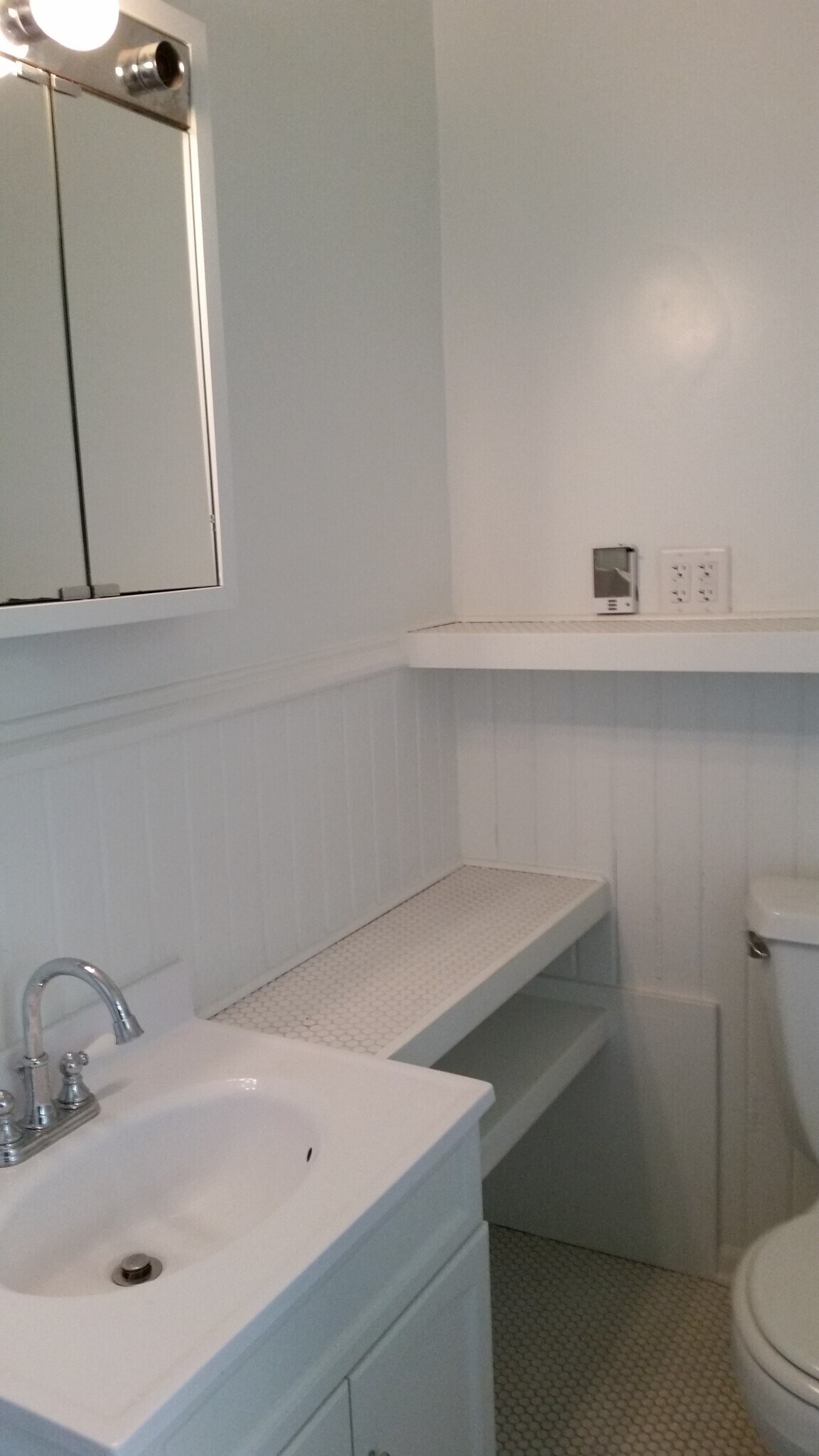 View of bathroom - 103 Victoria St N