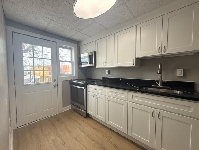 Building Photo - Charming 3-Bedroom Home with Fenced Yard & Private Parking