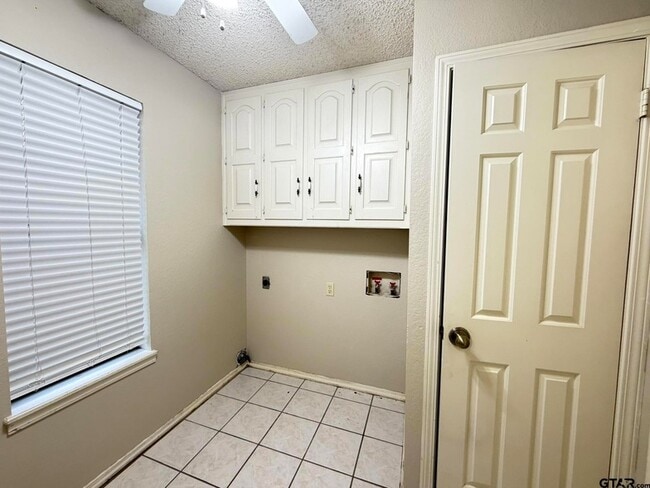 Building Photo - 2304 Deanna Ave