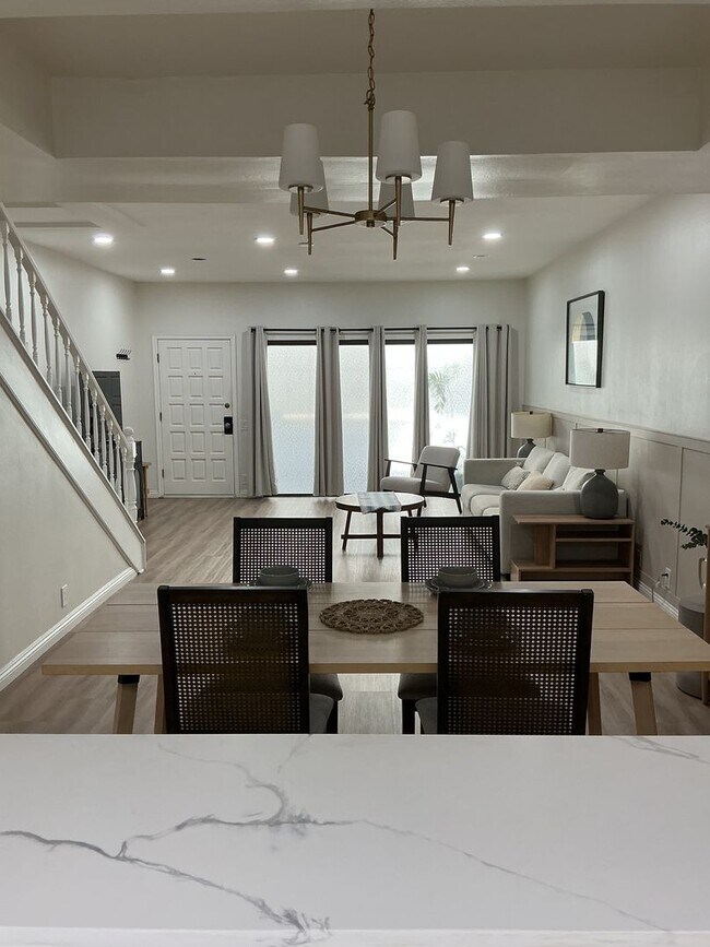 Building Photo - Los Caballeros #001