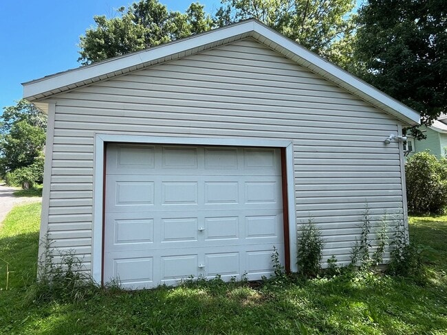 Building Photo - Large Four Bedroom Home