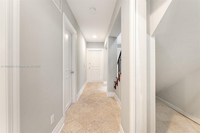 Building Photo - 11 E Rivo Alto Dr