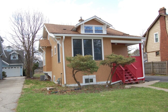 Building Photo - 430 S Monterey Ave