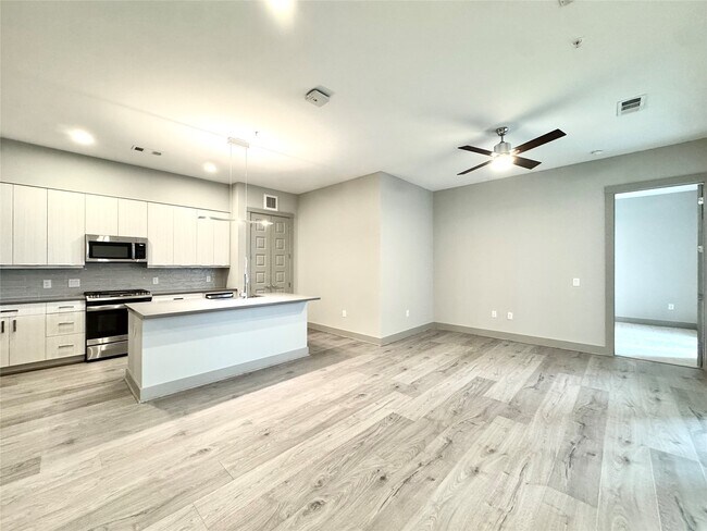 Primary Photo - 401 W 25th St