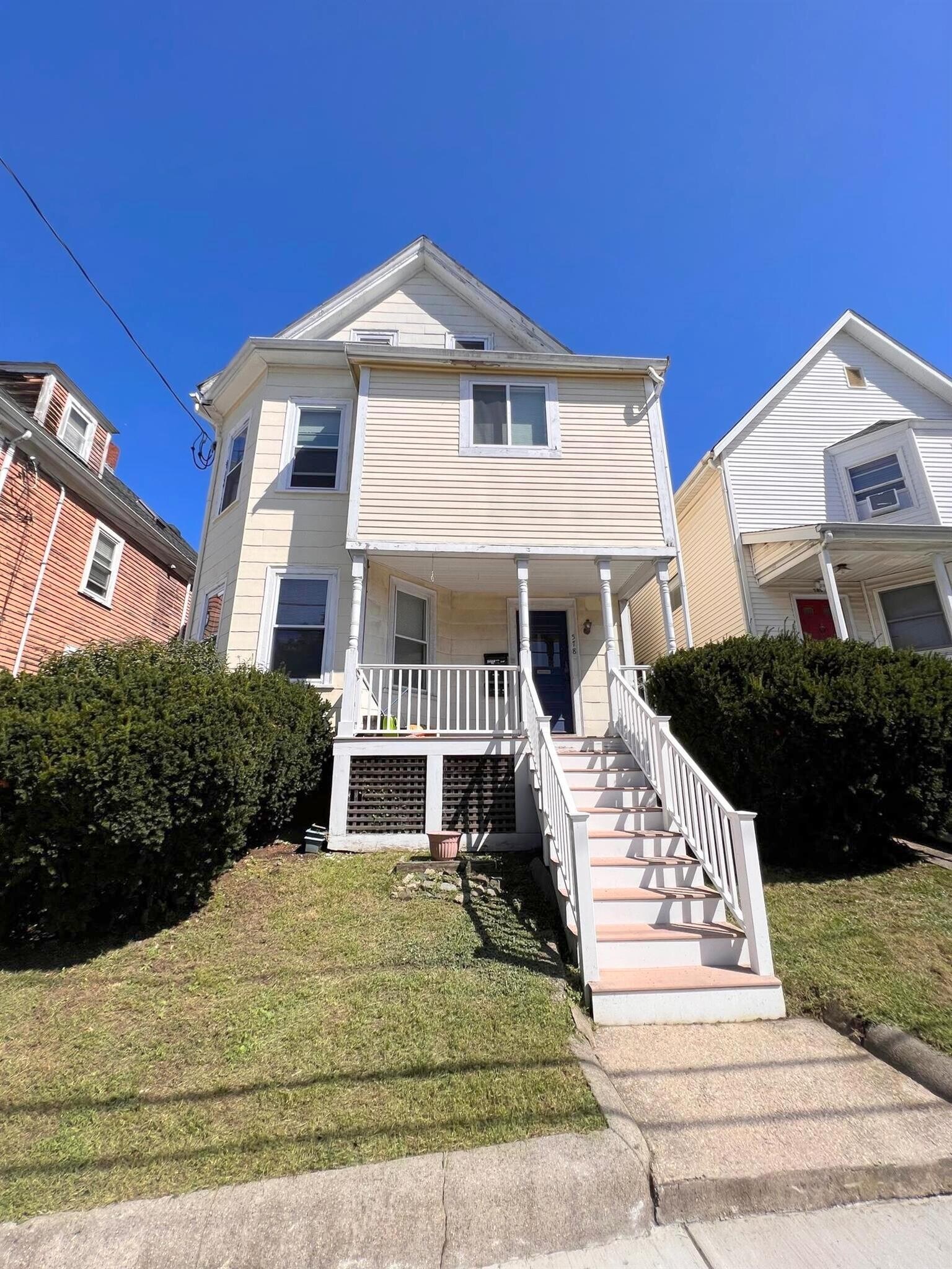 Building Photo - 578 Main St