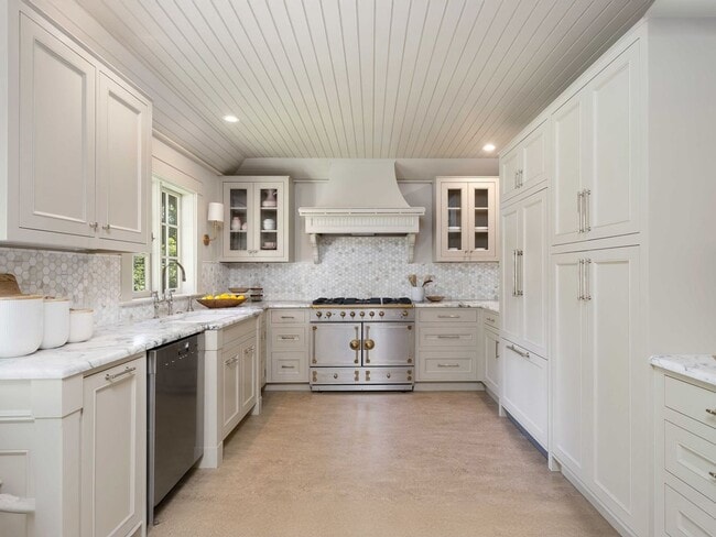 Building Photo - Gorgeous Victorian Home Ready to Rent! Hug...