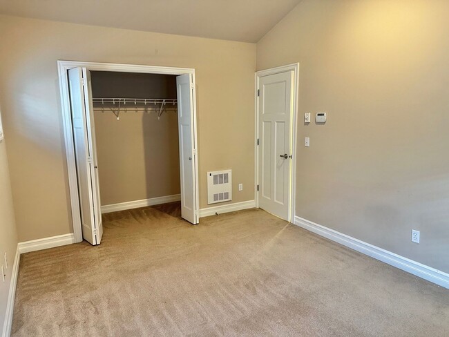 Building Photo - Beautiful 3 bed/2.5 bath townhome in North...