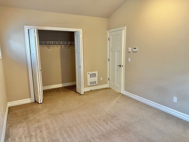 Building Photo - Lovely 3 bed townhome in desired Licton Sp...