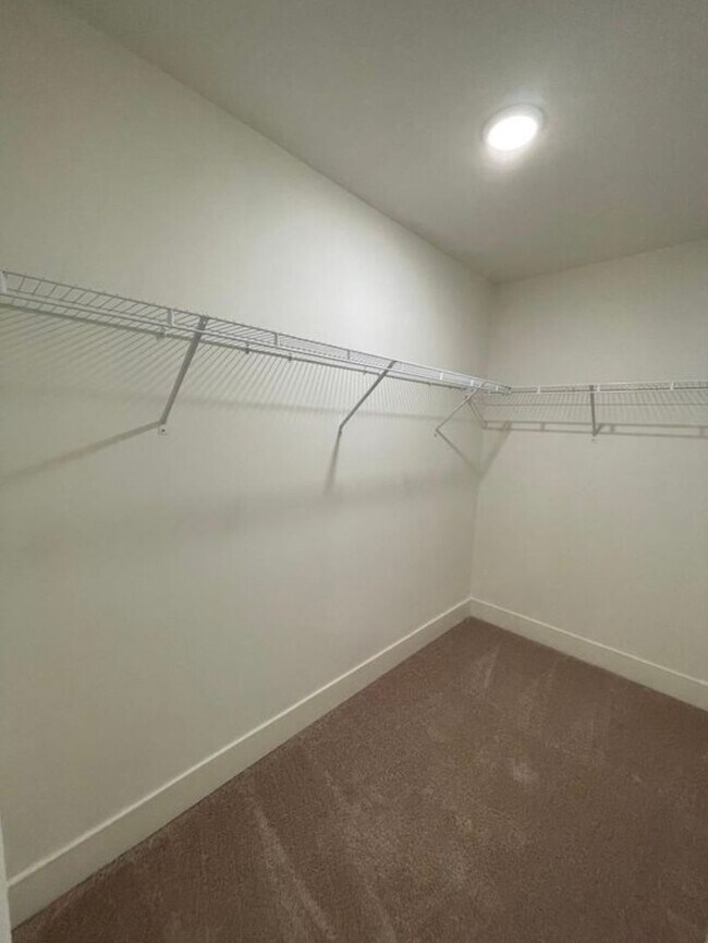 Building Photo - Beautiful end unit townhouse in the Townes...