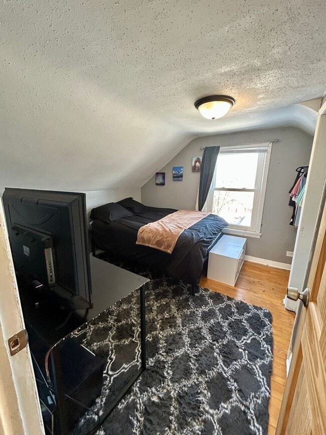 Building Photo - AVAILABLE JUNE - Updated 4 Bed 2 Bath