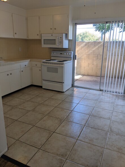 Ktchn open to Bkyd - 3334 N Fruit Ave