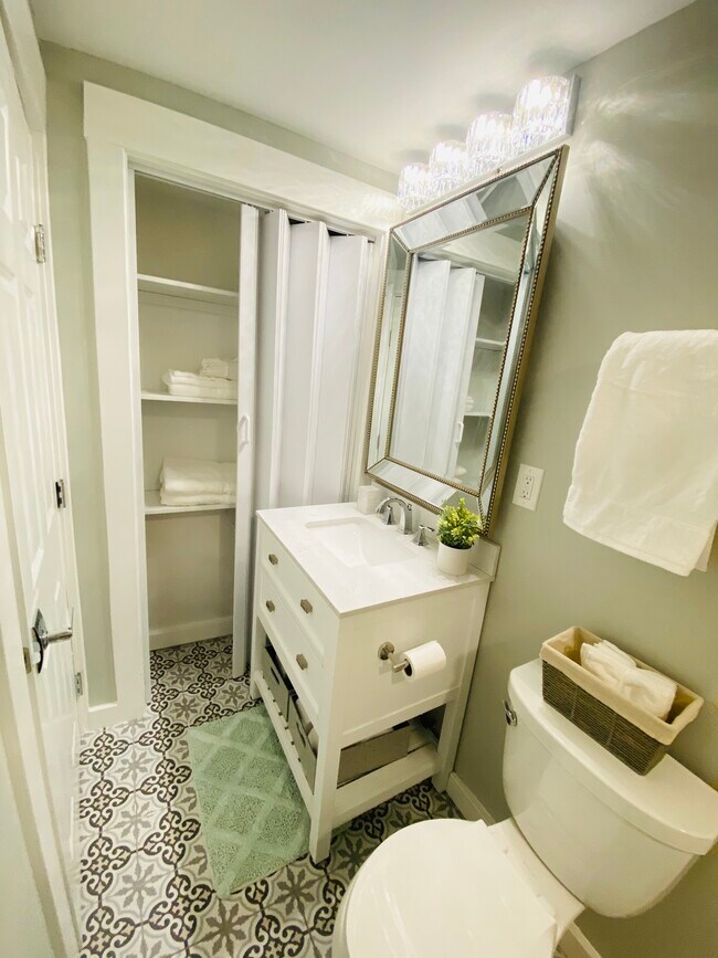 Building Photo - 512 Elsmere St