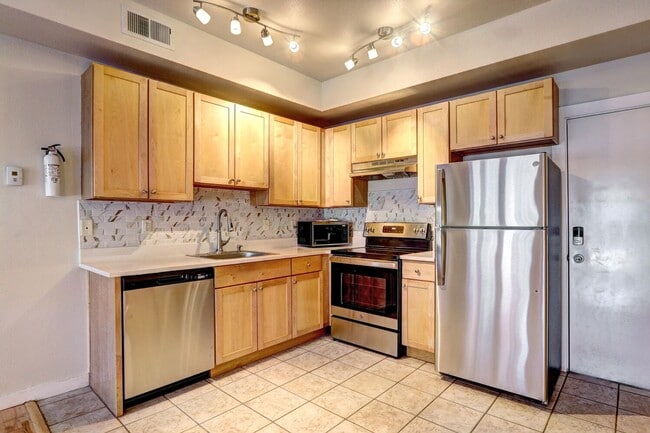 Building Photo - Renovated 1 Bedroom 1 Bathroom Townhome in the Posh Steel Yards Development! Available July 2025