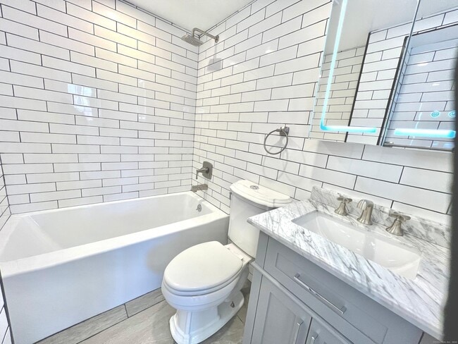 Building Photo - 46 Silvermine Ave