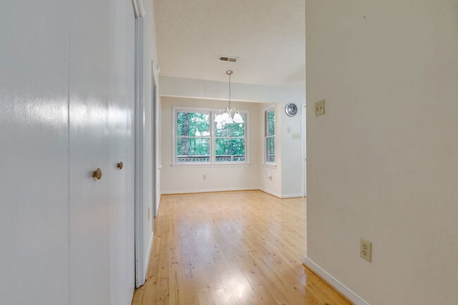 Building Photo - 2290 Greenfield Dr