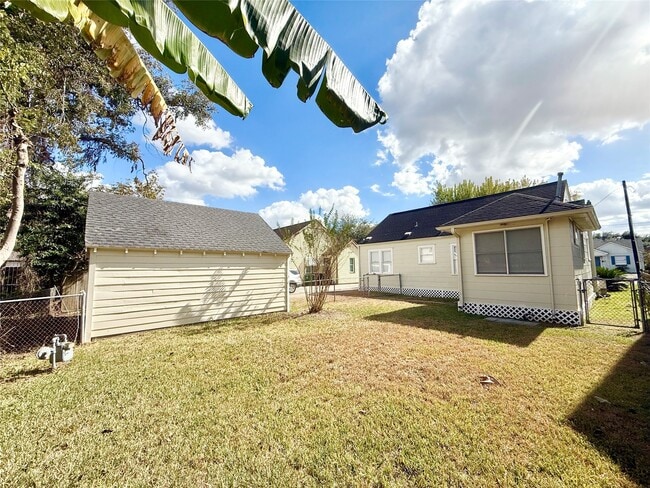 Building Photo - 813 Gale St