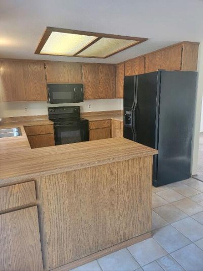 Building Photo - Classic North Tacoma 4 Bedroom Tri-Level with Peak a Boo View!