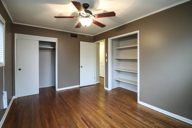Building Photo - Darling 3 Bedroom With Hardwood Floors!