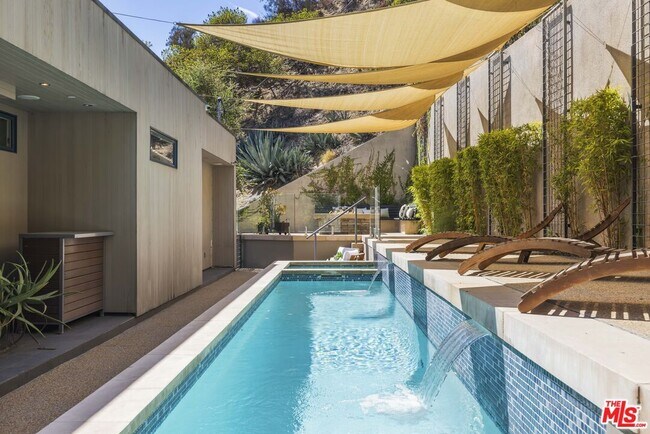 Building Photo - 2756 Westshire Dr